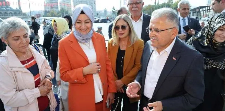 BÜYÜKKILIÇ, HATAYLI DEPREMZEDE ÇOCUKLARIN YARARINA DÜZENLENEN KERMESİ ZİYARET ETTİ