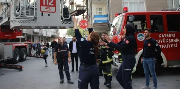 BÜYÜKŞEHİR İTFAİYESİ, TEHLİKEYE DÜŞMÜŞ TÜM CANLARI KURTARIYOR