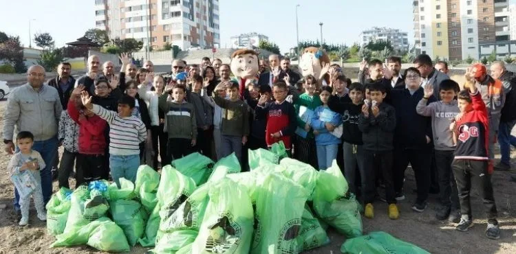 BAHÇELİEVLER MAHALLESİ’DE FARKINDALIK İÇİN BELEDİYE VE ÖĞRENCİLER ÇÖP TOPLADI