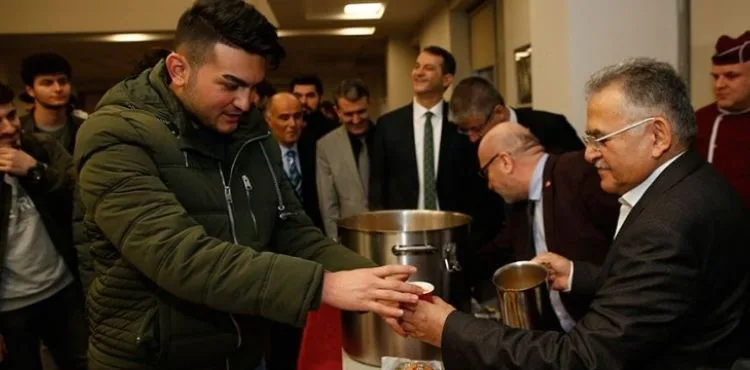 BÜYÜKŞEHİR’DEN GENÇLERE 10 AYDA 1 MİLYON 350 BİN BARDAK ÇORBA İKRAMI