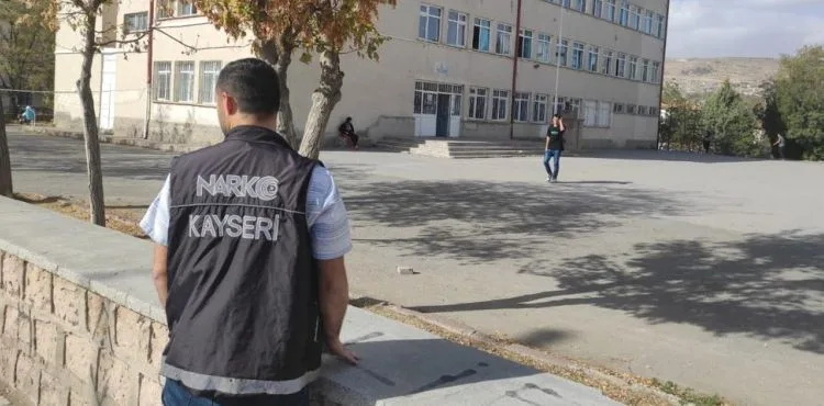 Narkotik ekipleri okul çevresinde 26 şahsı sorguladı