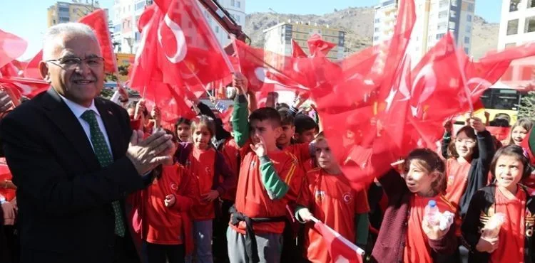 BAŞKAN BÜYÜKKILIÇ'TAN TEMEL ATMA TÖRENİNDE MİNİKLERE "KAYSERİSPOR" SÜRPRİZİ
