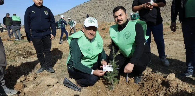 YAHYALI’DA BİNLERCE FİDAN TOPRAKLA BULUŞTU