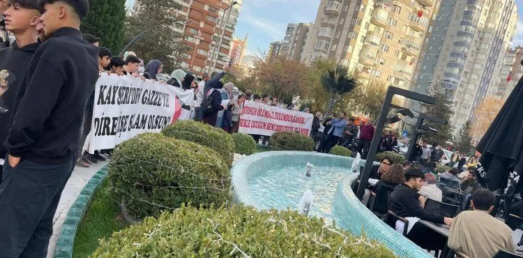 AVM önünde İsrail’e protesto