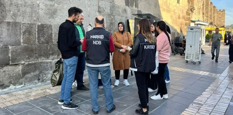 Narkotik ekipleri ‘Narkonokta’ ile vatandaşları bilgilendirdi