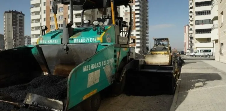 MELİKGAZİ’NİN ASFALT ÇALIŞMALARI İLE İLÇENİN ULAŞIM KONFORU ARTIYOR