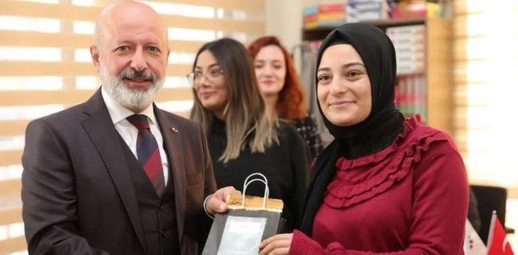 BAŞKAN ÇOLAKBAYRAKDAR’DAN KOCASİNAN’DAKİ TÜM ÖĞRETMENLERE ÖZEL HEDİYE