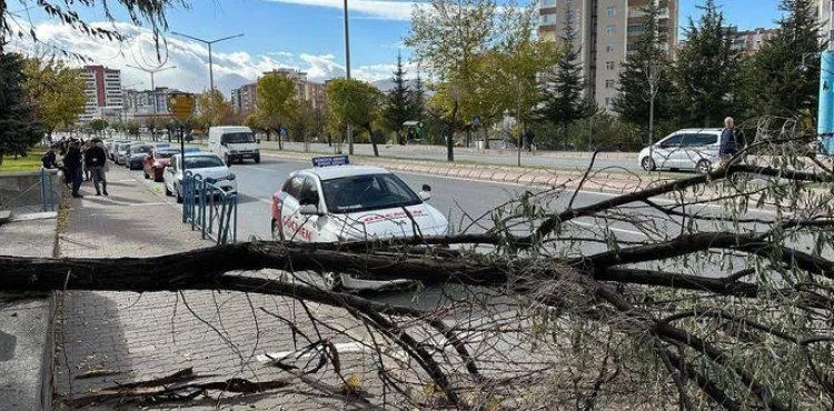 Saatteki hızı 100 kilometreyi bulan fırtına Kayseri’yi etkisi altına aldı