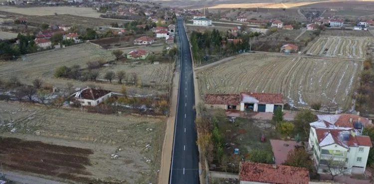 BÜYÜKŞEHİR’DEN FELAHİYE’DEKİ KİLİT YOLA GÜÇLENDİRME VE GENİŞLETME ÇALIŞMALARI