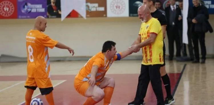 KENT PROTOKOLÜ, KOCASİNAN DOWN FUTSAL TAKIMIYLA FARKINDALIK MAÇI YAPTI