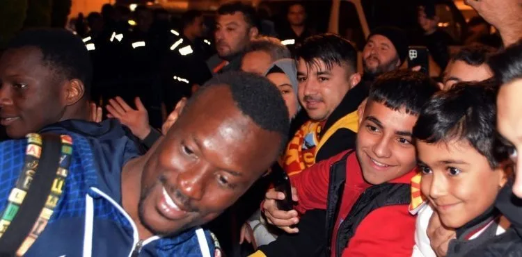 Kayserisporlu futbolcular tezahüratla karşılandı