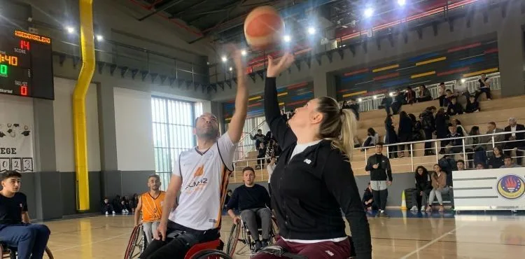 BEDENSEL ENGELLİ BASKETBOLCULAR İLE BEDEN EĞİTİMİ ÖĞRETMENLERİ GÖSTERİ MAÇI YAPTI