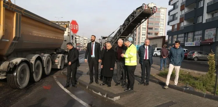 BAŞKAN BÜYÜKKILIÇ, 15 MİLYON TL’LİK ERKİLET BULVARI ASFALT YENİLEME ÇALIŞMASINI İNCELEDİ