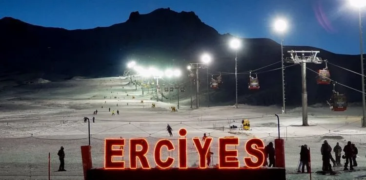 BÜYÜKŞEHİR’İN ERCİYES KAYAK MERKEZİ, İNGİLTERE BASININA KONU OLDU