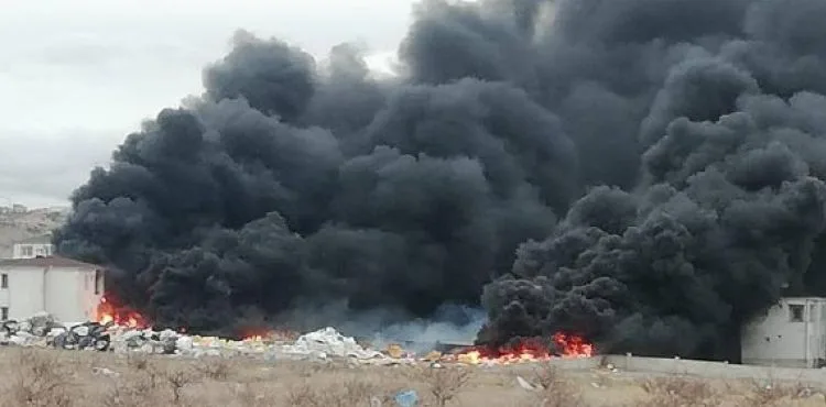 Sitede çıkan yangın çevreyi dumanla kapladı