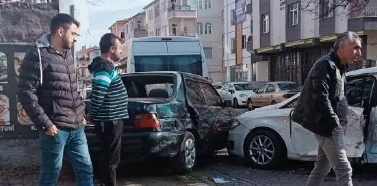 Zincirleme kazada 3 otomobil çarpıştı: yaralılar hastaneye kaldırıldı