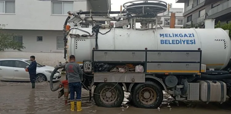 MELİKGAZİ, TÜM İMKÂNLARI İLE İSKENDERUN'DA SEL TEMİZLİK ÇALIŞMALARINA DESTEK OLDU