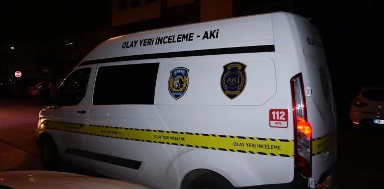 Baba ve oğlunu bıçaklayan şahıs kaçtı