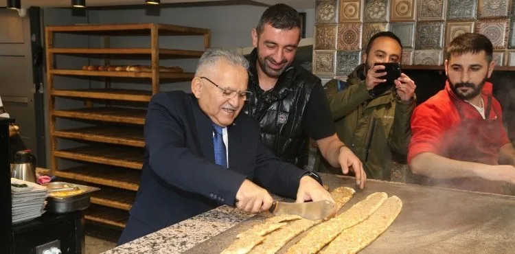 BAŞKAN BÜYÜKKILIÇ, FIRININ BAŞINA GEÇTİ, PİDE PİŞİRDİ