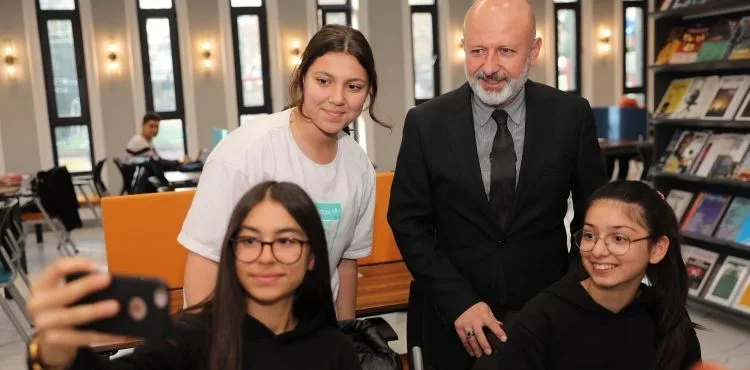 GENÇLERDEN BAŞKAN ÇOLAKBAYRAKDAR’A HİZMET TEŞEKKÜRÜ