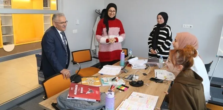GENÇ DOSTU BAŞKAN, TINAZTEPE SOSYAL TESİSLERİ’NDE GENÇLERLE BİR ARAYA GELDİ