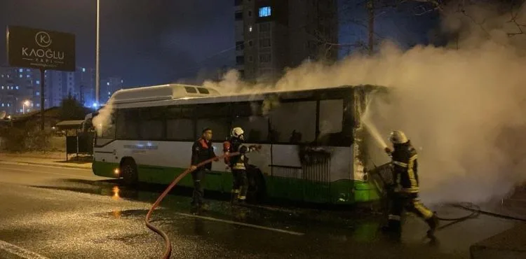 Seyir halindeyken motoru alev alan özel halk otobüsü küle döndü