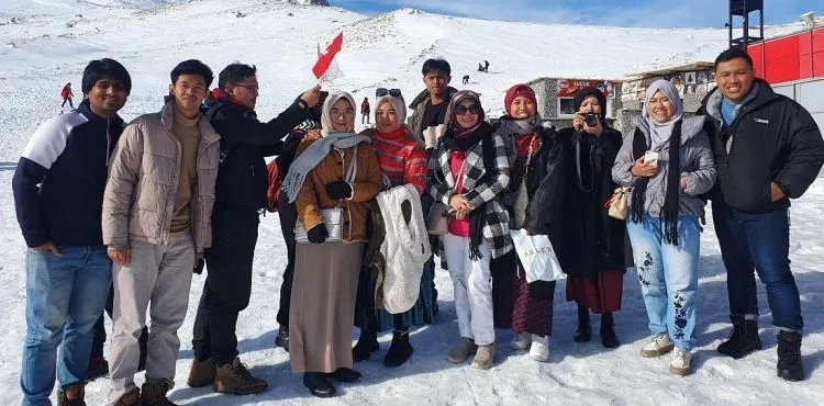 9087 KİLOMETRE UZAKLIKTAN GELEN ENDONEZYALI TURİSTLER ERCİYES’E HAYRAN KALDI