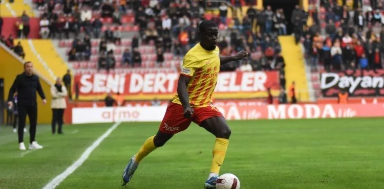 Kayserisporlu Kemen alacaklarının ödenmediği gerekçesiyle takımdan ayrıldı