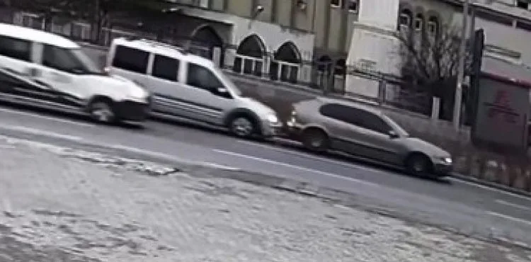 Zincirleme kaza güvenlik kamerasında
