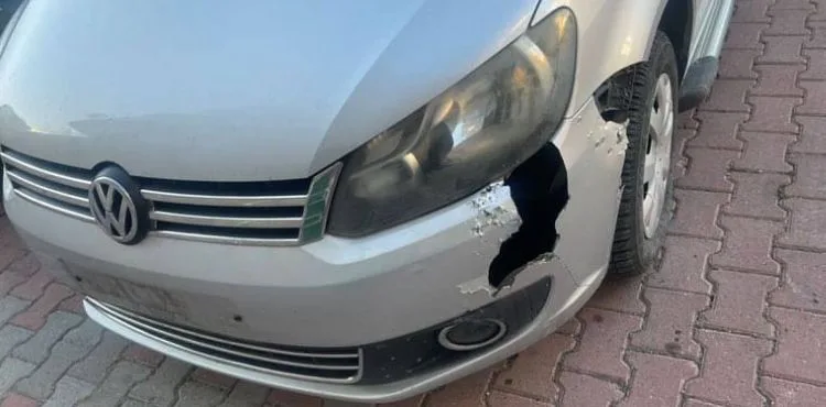 Aracı parçalayan sokak köpeği kameraya yansıdı