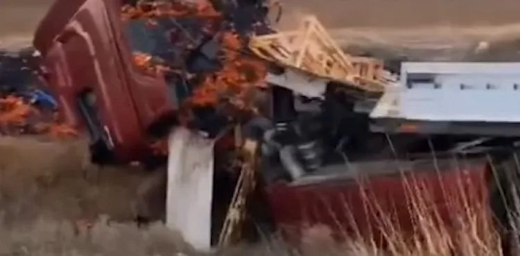 Devrilen TIR’ın sürücüsü hafif yaralandı