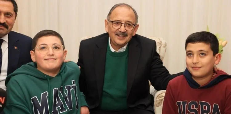 BAKAN MEHMET ÖZHASEKİ, ANTAKYALI DEPREMZEDE AİLENİN MİSAFİRİ OLDU