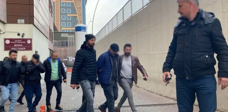 Meyve sebze halinde 1 kişiyi öldürüp 1 kişiyi yaralayan şüpheliler adliyeye sevk edildi