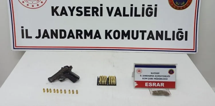 Jandarmadan yılbaşı operasyonu: ruhsatsız tabanca ve uyuşturucu madde ele geçirildi