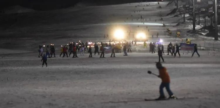Erciyes’te gelenekselleşen yeni yıl gece kayağı yapıldı