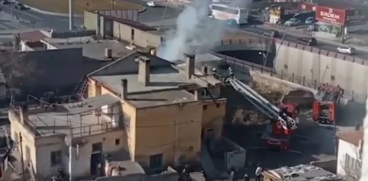 Müstakil evin çatısında yangın