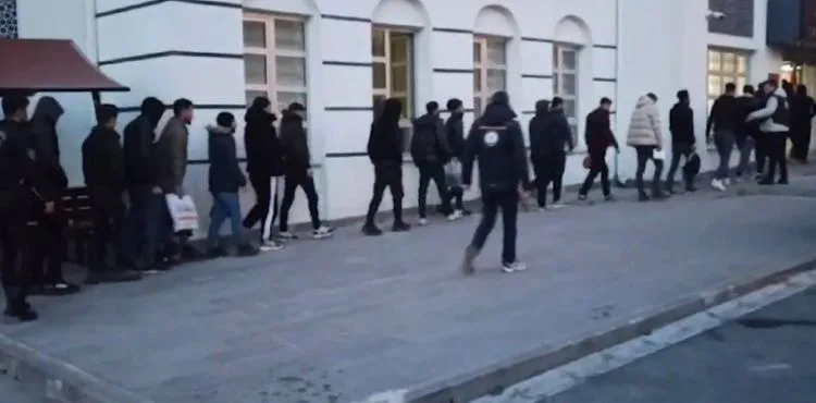 Göçmen kaçakçılığı operasyonunda 24 yabancı uyruklu şahıs yakalandı