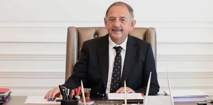 BAKAN MEHMET ÖZHASEKİ: “EJDER KARDEŞİM EVİNİ ‘YERİNDE DÖNÜŞÜM’ İLE YAPIYOR”