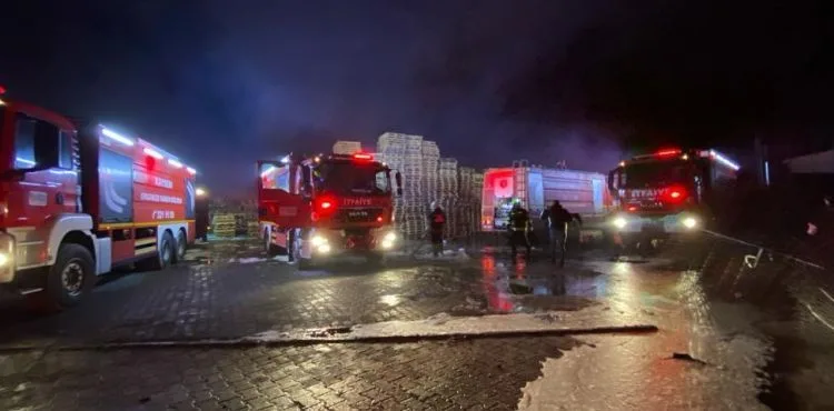 Palet fabrikasında yangın