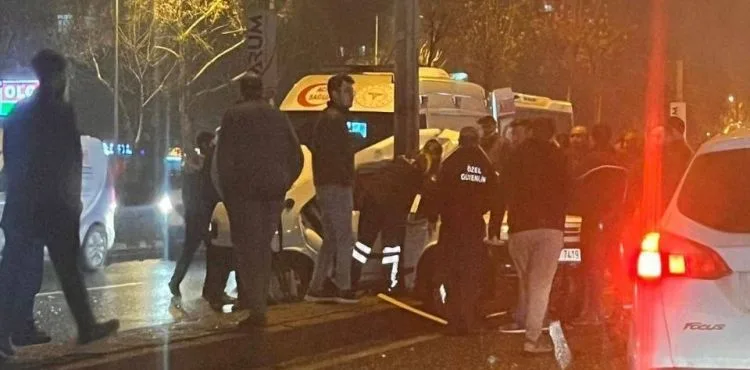 Araç aydınlatma direğine çarptı: 4 yaralı