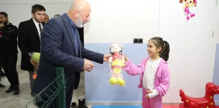 BAŞKAN ÇOLAKBAYRAKDAR VE VATANDAŞ ARASINDA TEBESSÜM DOLU DİYALOG