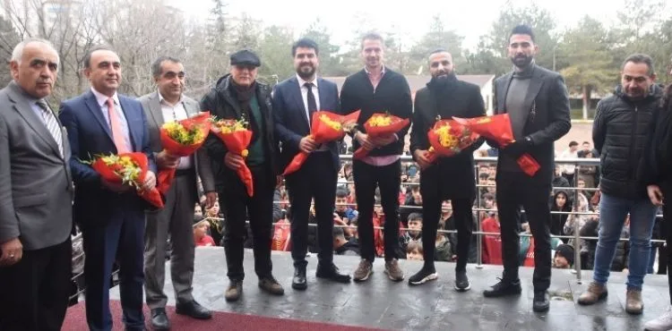 Kayserisporlu yönetici Samet Koç ile futbolcular Dimitrios ve Hasan Ali öğrencilerle buluştu