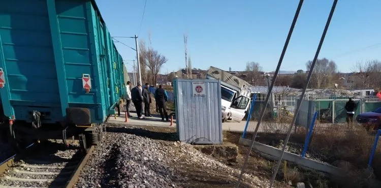 Seyir halindeki tren aracı savurdu