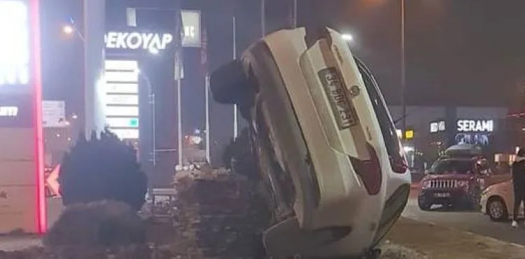 Sürücüsünün direksiyon hakimiyetini kaybettiği araç süs havuzuna uçtu