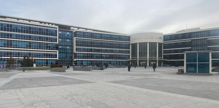 Bir kişiyi darptan yargılanan yabancı uyruklu iki kişiye 1 yıl 1 ay 3 gün hapis