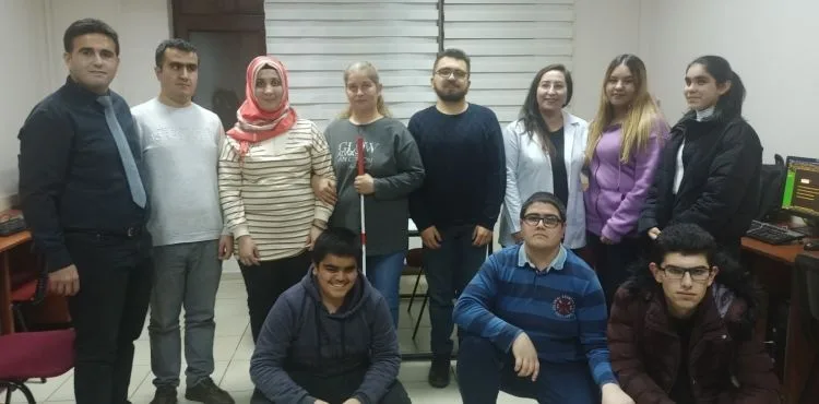 Görme engelli vatandaşların teknolojiye hâkim olması adına sertifikalı bilgisayar kursu veriliyor