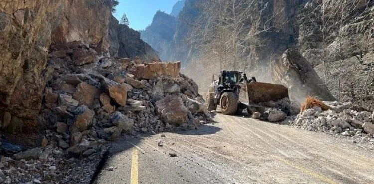KAPUZBAŞI YOLU’NDAKİ HEYELANA BÜYÜKŞEHİR’DEN ANINDA MÜDAHALE