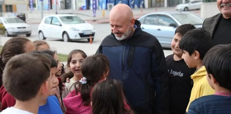 BAŞKAN ÇOLAKBAYRAKDAR, “ÇOCUKLAR İÇİN BÜTÜN PARKLARDA TOPRAK ALAN YAPIYORUZ”