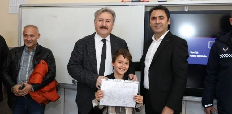 BAŞKAN PALANCIOĞLU ÖĞRENCİLERİN KARNE HEYECANINA ORTAK OLDU