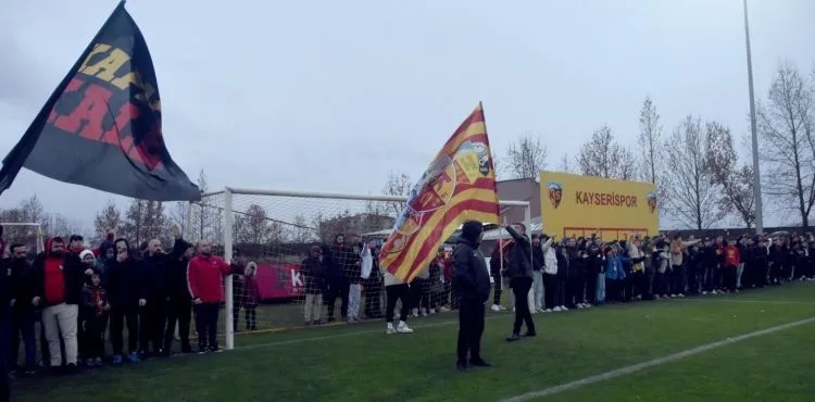 İstanbulspor maçı öncesi Kayserisporlu futbolculara taraftardan moral ziyaret